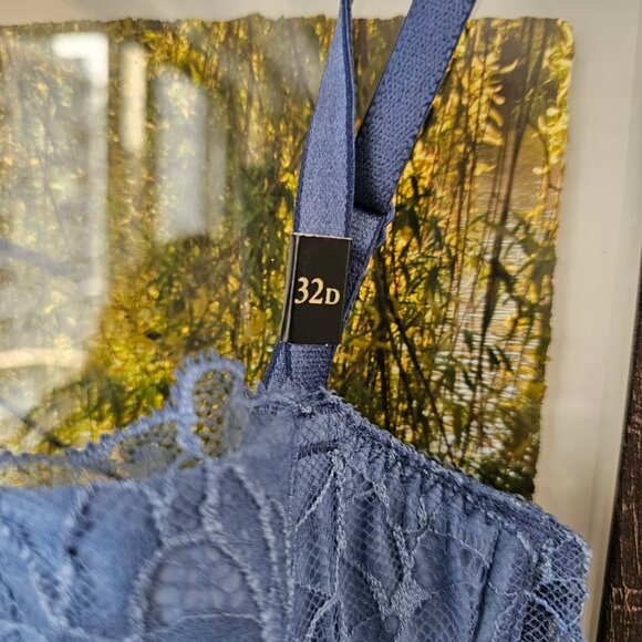 New VS lace BRA 32D - Picture 3 of 3